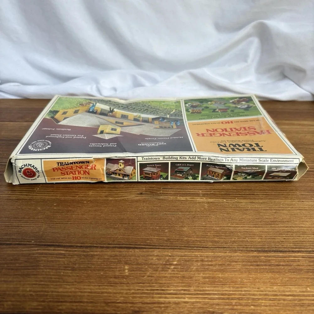 Bachmann Train Town HO Scale Passenger Station Model Kit 47-1506 Complete Box